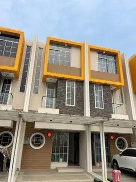 rumah pik2 tahap 2 uk 4,5x10 tiga lantai,depan rumah taman,brand new