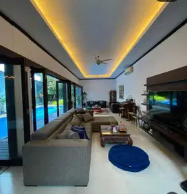 Tropical Modern House siap huni, lokasi strategis di Kemang Timur