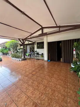Rumah Besar Lingkungan Asri dan Posisi Hook di Tebet, Jaksel