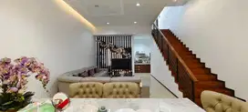 Rumah Modern Lux di Cluster Elite Singgasana Pradana Bandung
