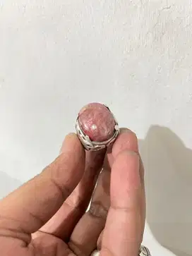 Cincin batu ruby emban ukir
