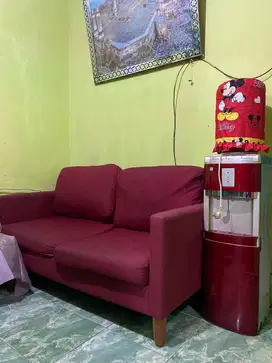 Sofa Maroon dan Dispenser Daimitsu Panas Dingin