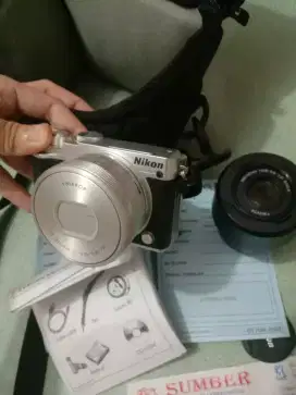 Di jual kamera Nikon J1 plus Lensa  masih bagus dan lengkap semuanya