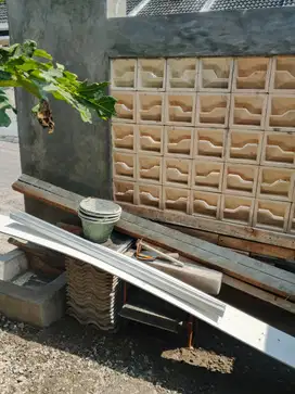 Genteng beton dan batang kayu sengon