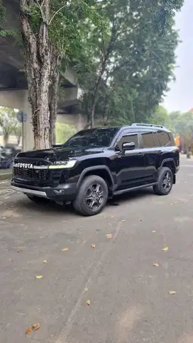 Toyota LC 300 GR Sport 2023 Hitam