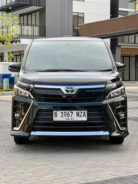 TOYOTA VOXY 2.0 AT TAHUN 2018 HITAM