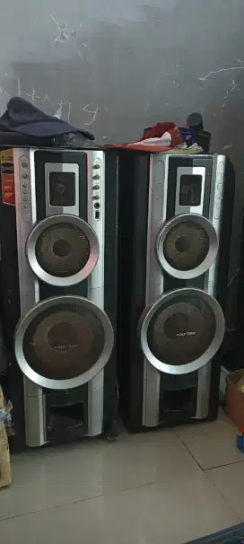 Jual speaker aktif Polytron bluetooth kondisi baik.