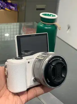 Kamera Mirorless Sony a5000 white (Mulus Banyak Aksesories)