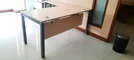 Meja kerja siku L