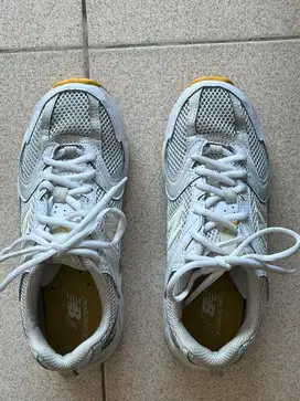 DIJUAL SEPATU OLAHRAGA