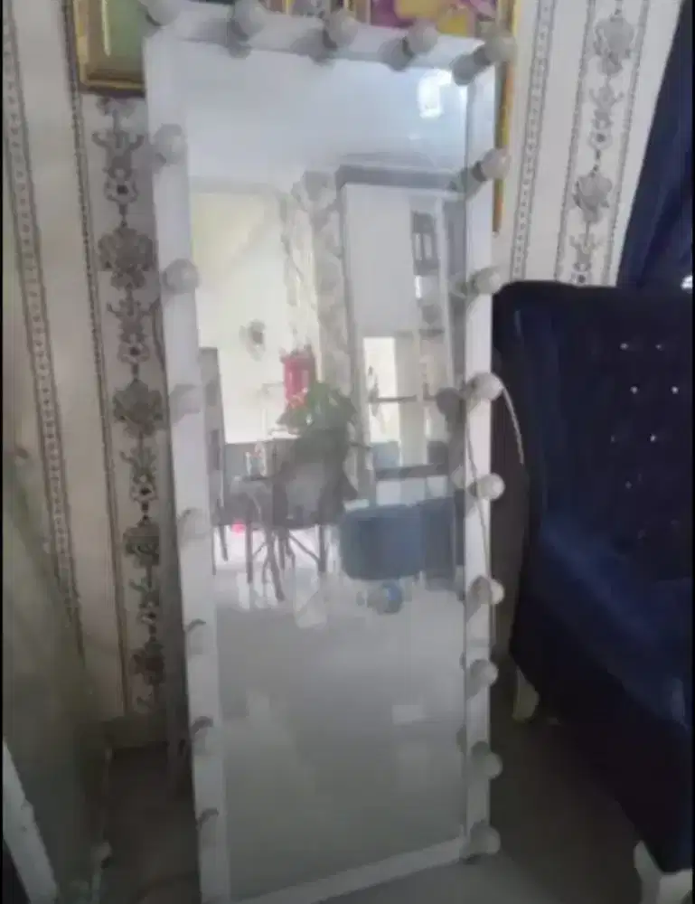 Cermin berlampu untuk jualan baju