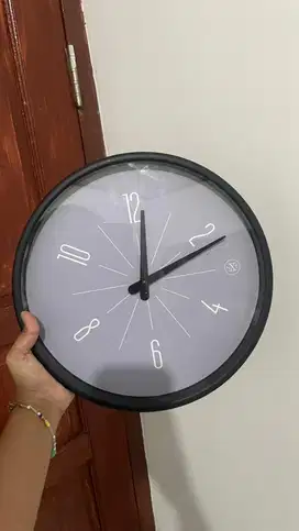 jam dinding abu hitam