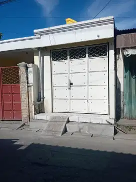 Disewakan rumah usaha 2 mobil sisipan, daerah ramai penduduk