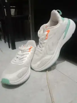 Sepatu sport merk DIADORA