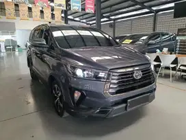 MULUS TERAWAT! Toyota Kijang Innova 2.4 Venturer Diesel AT 2021 - Abu