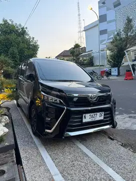 Voxy 2019 km 14rb like new