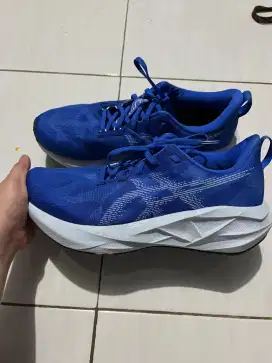 sepatu asics novablast 5,   2 juta nego