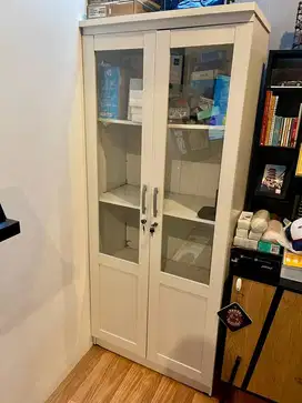 Lemari kayu rak 4 susun putih 2 pintu kaca
