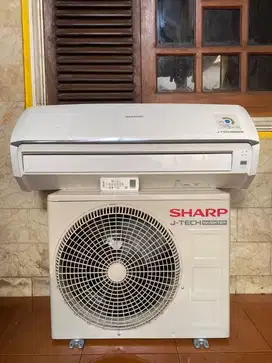 Ac Sharp 1/2 pk inverter like new