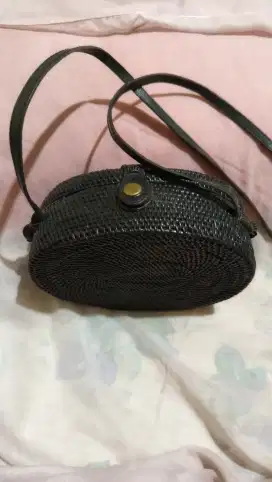 Tas rotan Lombok  bentuk oval Tali kulit