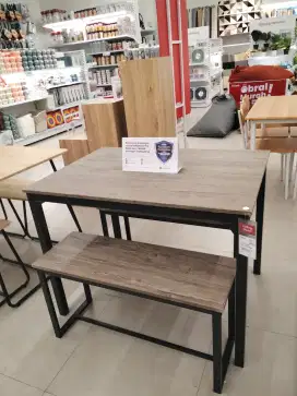 Meja makan Lyman Selma