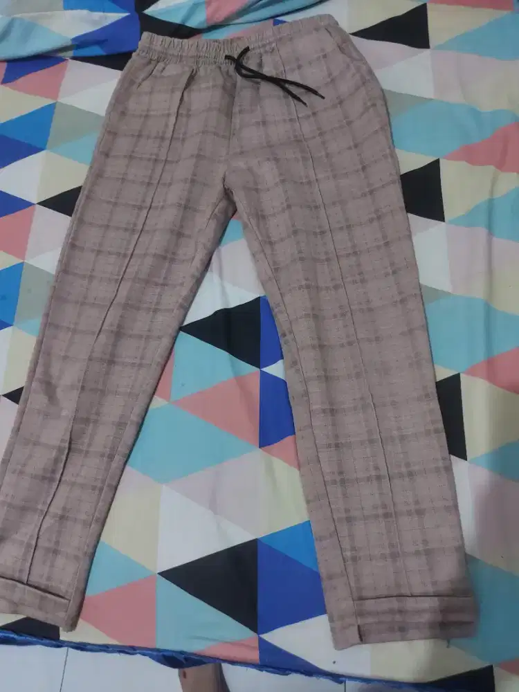 Celana kotak kotak coklat