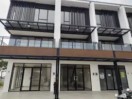 Di sewakan ruko 3 lantai samping jalan boulevard gading serpong