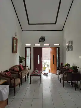 Rumah 1,5 Lantai, Baru Renovasi, Zonasi Usaha, di Jakarta Pusat