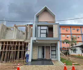 S780.Rumah Cantik 2,5Lt Dgn Attic Room di Petukangan Jakarta Selatan