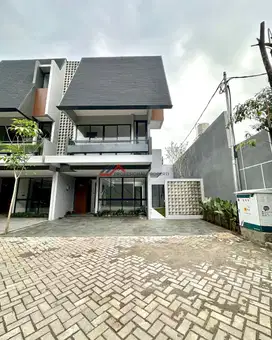 Brand New House Modern Minimalis Dalam Town House di Cilandak