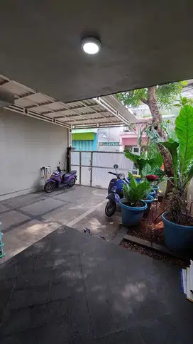 Disewakan rumah 2 lt di Kemanggisan Jakbar lt 145 m2 lb 140 m2 ada fur