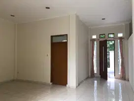 Disewakan Rumah Bagus 2 Lantai di Taman Holis Indah,Bandung