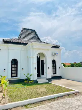 Rumah Klasik Eropa Desain Unik Atap Joglo Hanya di Prambanan
