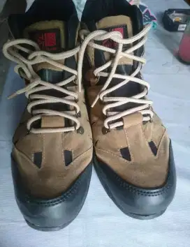 Sepatu Bekas Dari Baru Belum Pernah Dipakai