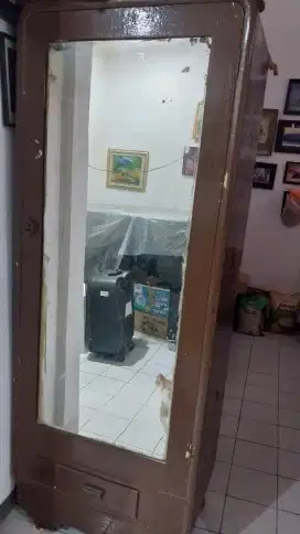 Lemari antik jati
