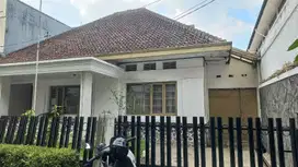 Rumah cocok utk usaha lokasi strategis sayap Riau Bandung Jarang Ada