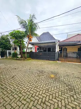 Rumah Dijual Cinere. Dalam Komplek, Dekat Toll. Halaman Luas