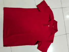 KAOS UNIQLO MERAH GELAP SIZE M