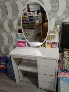 Mejas rias minimalis