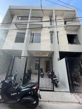 Rumah 3½ lantai Jalan Mangga Duri Kepa Jakarta Barat