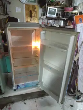 Kulkas satu pintu selim merk Sanyo dingin normal freezer bikin es jadi