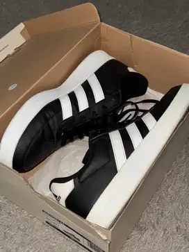 Sepatu Sneakers Adidas Preloved Size 10,5