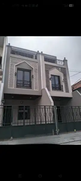 Dijual Rumah Design Khas Timur Tengah di Kebon Nanas Otista Jak Tim