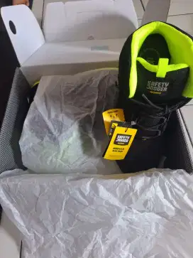 Sepatu safety jogger