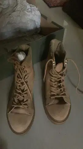 boot berskha diatas mata kaki