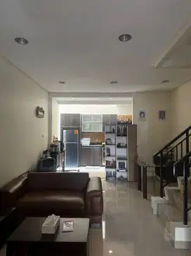 Jual rumah 2 lantai PIK 3,8M NEGO