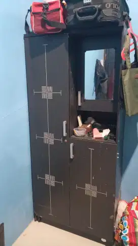 Lemari pakaian sudah ada cermin