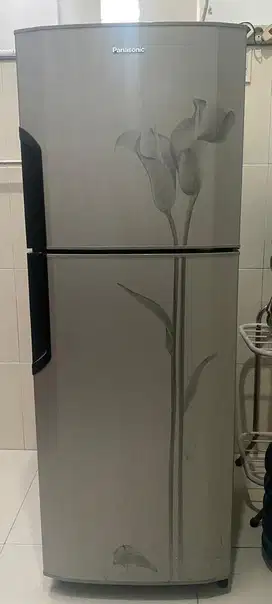 kulkas Panasonic dua pintu, model freezer atas1800000