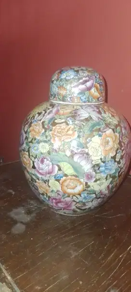 Guci bulat antik buatan Eropa