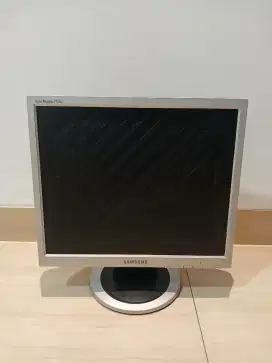 LCD Monitor Komputer Samsung 17 inch Kondisi Mati
